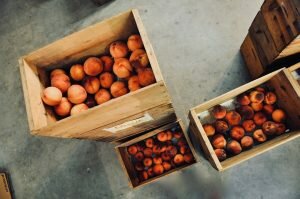 Персики в ящиках